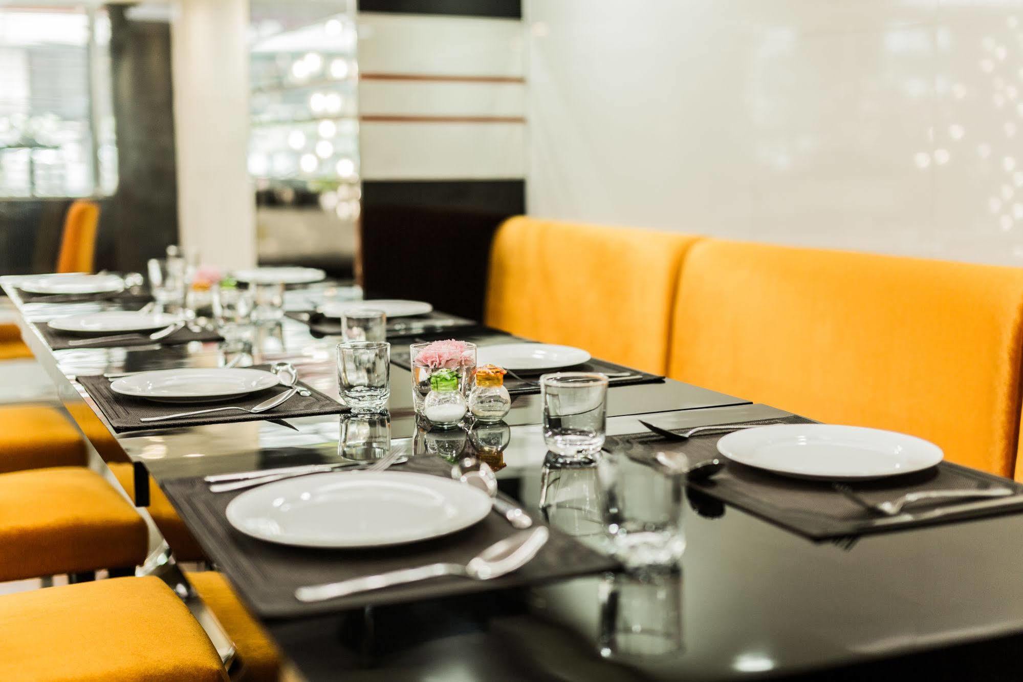 Le Touche Hotel Bangkok Ngoại thất bức ảnh